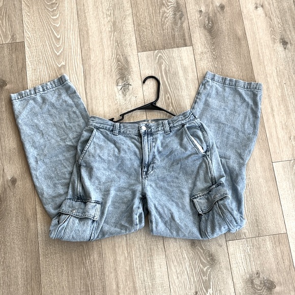 Super cute cargo jeans from Madewell they have a super nice material as well - Picture 4 of 4